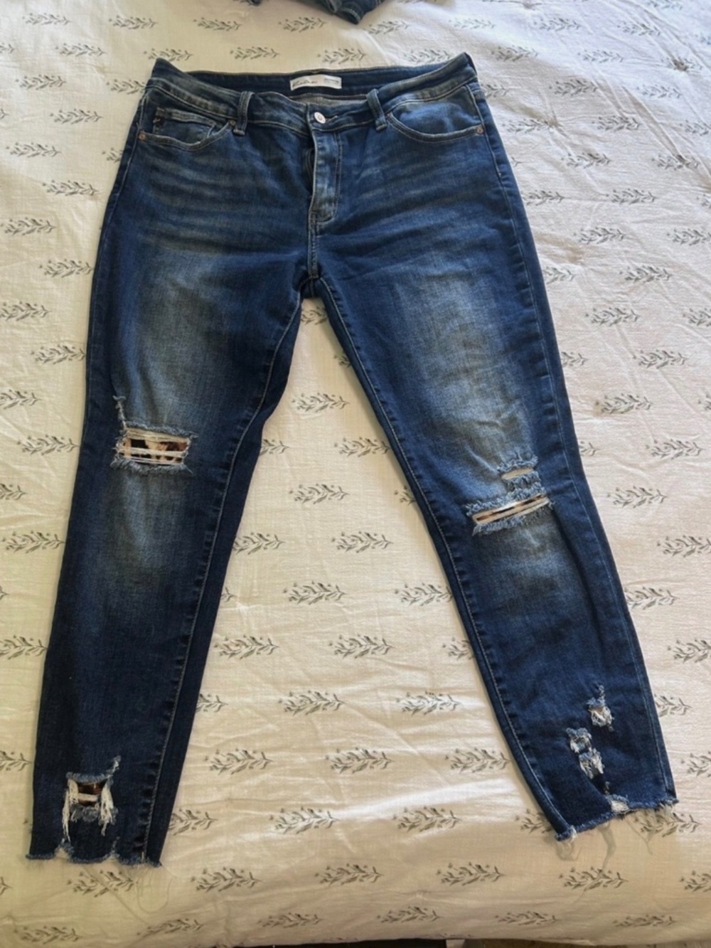 Womens KanCan Mid Rise Skinny Jeans Size 31 29.5” Length Leopard Patch